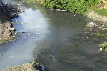 Las aguas blanquecinas vertidas por una zanja al río Martín Pérez son muestra de los residuos que llegan a la bahía habanera.