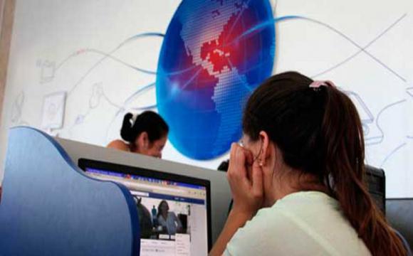 Al cierre de agosto existían más de cinco millones 975 mil usuarios con acceso a Internet en Cuba. Foto: Yaimí Ravelo/Granma